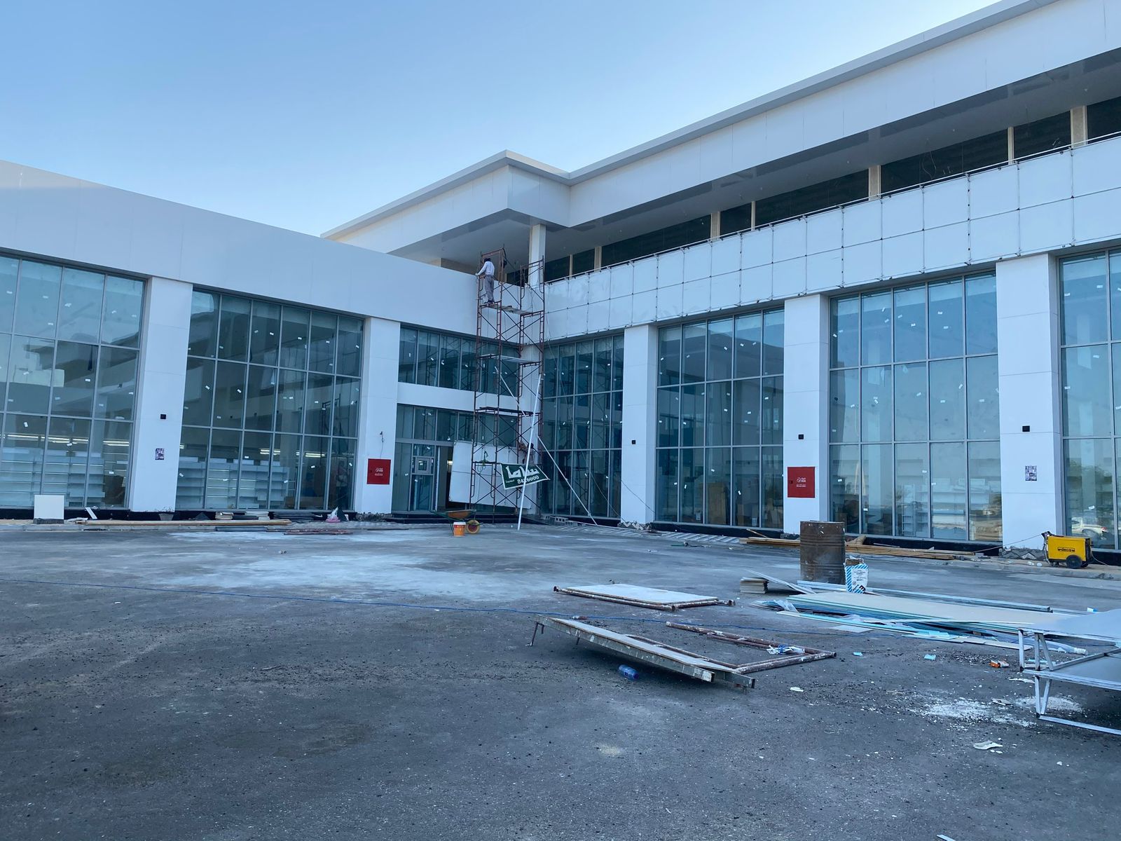 مشروع واجهة زجاجية حديثة